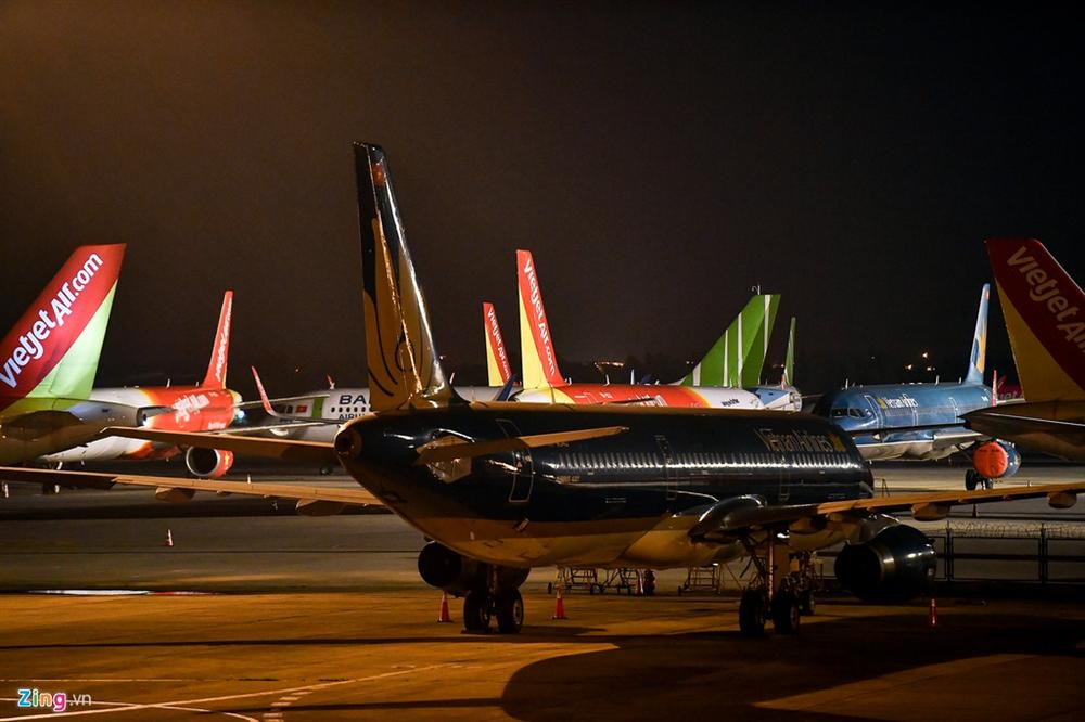 Máy bay Việt chen nhau tại bãi đỗ sân bay Nội Bài-5