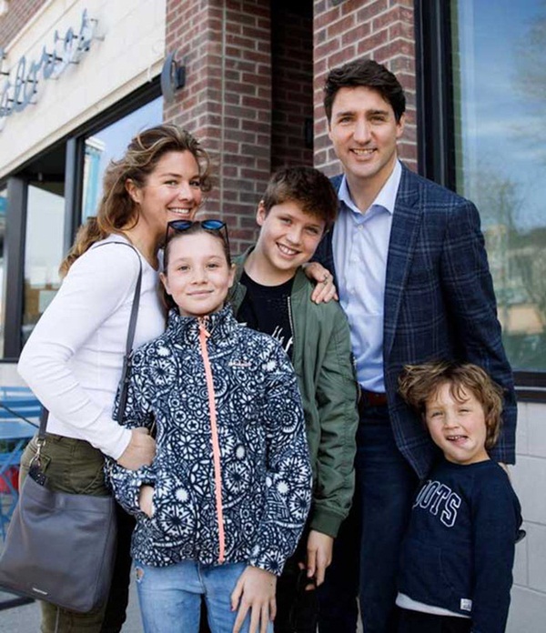 Vợ dương tính với Covid-19, Thủ tướng Canada tự cách ly tại gia, vừa điều hành đất nước vừa chăm 3 con, lau dọn nhà cửa kiêm giặt giũ-2