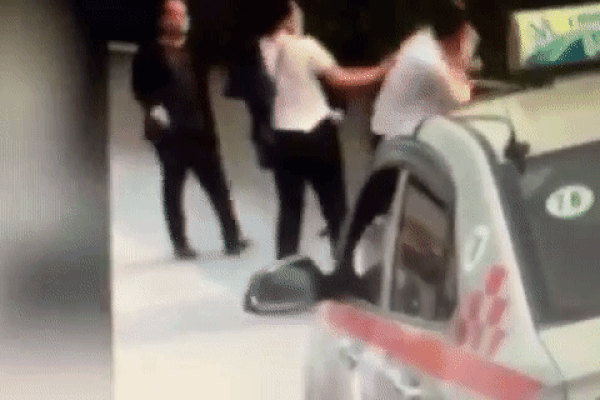 Clip: Người đàn ông hung hổ lao xuống xe, bóp cổ bảo vệ vì bị nhắc đỗ ô tô trước cổng bệnh viện-1