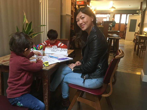 Hiện tượng mạng Cô bé Hmong giỏi tiếng Anh được tặng hoa cảm ơn vì chăm sóc bệnh nhân Covid-19 tại Bỉ-3