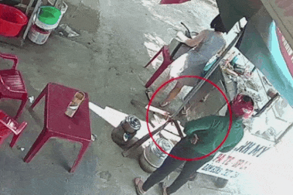 CLIP: Thò tay lấy điện thoại trong xe bánh mỳ, bà cô lập tức