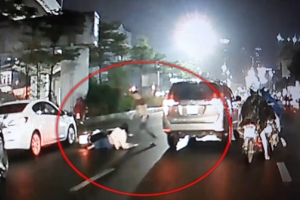 Xe container bẻ lái thần kỳ tránh người đàn ông sang đường ẩu-1