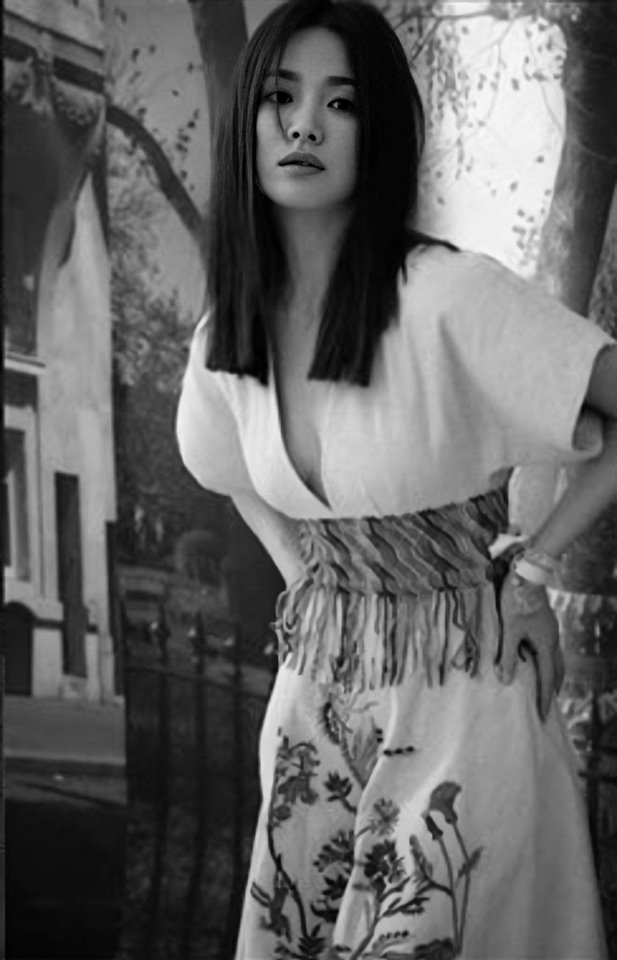 Hậu ly hôn Song Joong Ki, Song Hye Kyo ngày càng bạo khi khoe vòng 1 hờ hững và đầy quyến rũ-2