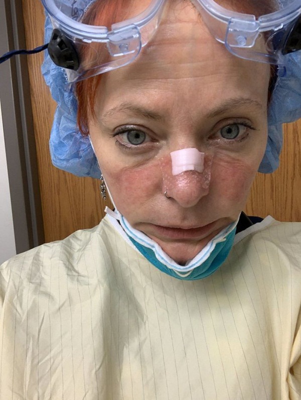 Những bức ảnh nhìn đã thấy thương trong thời Covid-19: Bác sĩ kiệt quệ sức lực, hy sinh cả gia đình để chiến đấu giành giật sự sống cho người dân-4