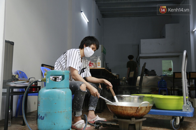 Chủ quán ăn ở Hà Nội nấu hàng trăm suất cơm, chè miễn phí cho những y bác sỹ đang gồng mình chống dịch Covid-19 tại BV bệnh Nhiệt đới TW-5