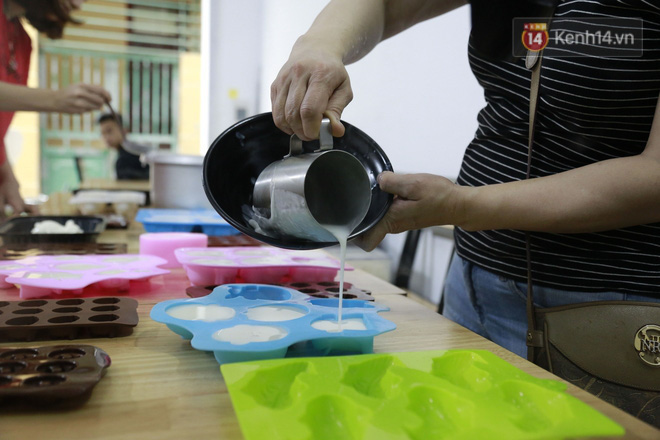 Chủ quán ăn ở Hà Nội nấu hàng trăm suất cơm, chè miễn phí cho những y bác sỹ đang gồng mình chống dịch Covid-19 tại BV bệnh Nhiệt đới TW-6