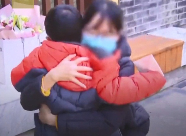 Những bức ảnh nhìn đã thấy thương trong thời Covid-19: Bác sĩ kiệt quệ sức lực, hy sinh cả gia đình để chiến đấu giành giật sự sống cho người dân-11