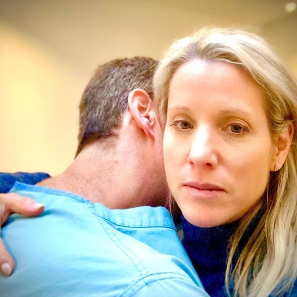 Những bức ảnh nhìn đã thấy thương trong thời Covid-19: Bác sĩ kiệt quệ sức lực, hy sinh cả gia đình để chiến đấu giành giật sự sống cho người dân-16