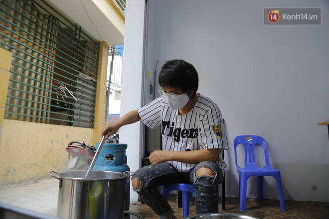 Chủ quán ăn ở Hà Nội nấu hàng trăm suất cơm, chè miễn phí cho những y bác sỹ đang gồng mình chống dịch Covid-19 tại BV bệnh Nhiệt đới TW-13