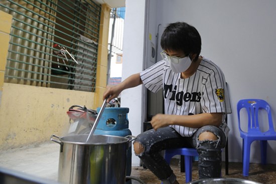 Chủ quán ăn ở Hà Nội nấu hàng trăm suất cơm, chè miễn phí cho những y bác sỹ đang gồng mình chống dịch Covid-19 tại BV bệnh Nhiệt đới TW