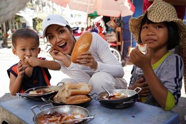 Hoa hậu HHen Niê dành một ngày ăn bánh mì khắp Sài Gòn và lý do xúc động phía sau-2