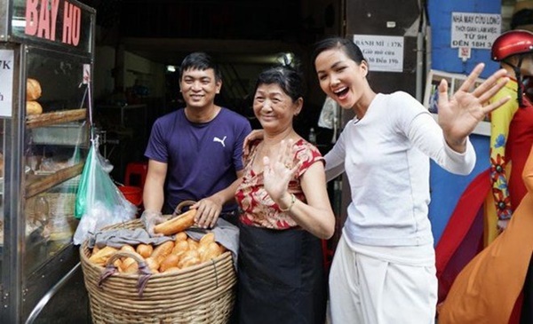 Hoa hậu HHen Niê dành một ngày ăn bánh mì khắp Sài Gòn và lý do xúc động phía sau-6