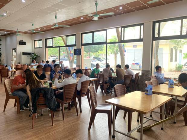 Sau chỉ đạo tạm đóng cửa dịch vụ kinh doanh không cần thiết để chống dịch COVID-19, các quán nhậu, cafe ở Hà Nội vẫn đông người tụ tập-1