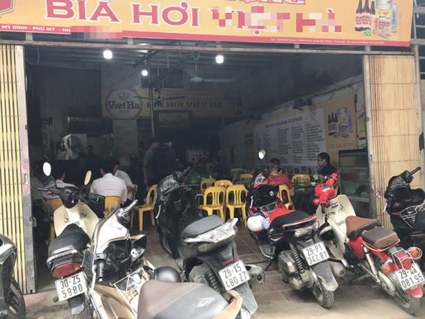Sau chỉ đạo tạm đóng cửa dịch vụ kinh doanh không cần thiết để chống dịch COVID-19, các quán nhậu, cafe ở Hà Nội vẫn đông người tụ tập-10