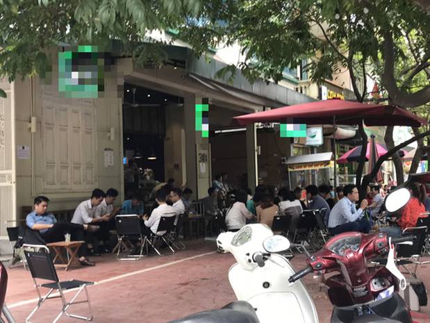 Sau chỉ đạo tạm đóng cửa dịch vụ kinh doanh không cần thiết để chống dịch COVID-19, các quán nhậu, cafe ở Hà Nội vẫn đông người tụ tập-11