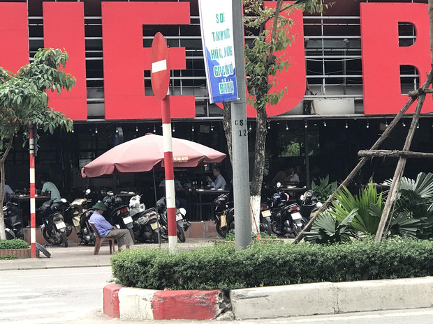 Sau chỉ đạo tạm đóng cửa dịch vụ kinh doanh không cần thiết để chống dịch COVID-19, các quán nhậu, cafe ở Hà Nội vẫn đông người tụ tập-2