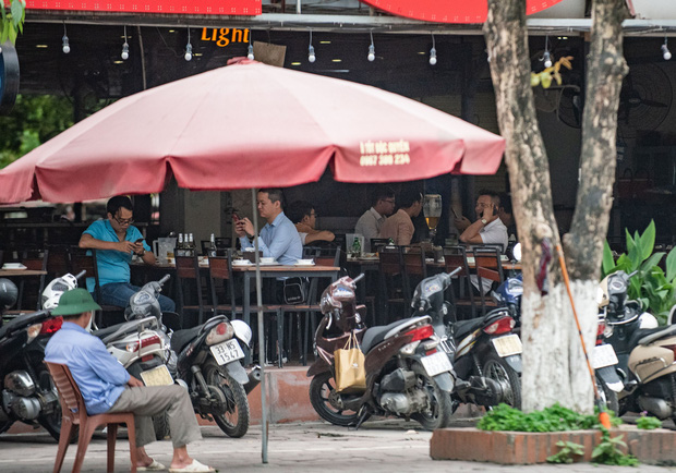 Sau chỉ đạo tạm đóng cửa dịch vụ kinh doanh không cần thiết để chống dịch COVID-19, các quán nhậu, cafe ở Hà Nội vẫn đông người tụ tập-3