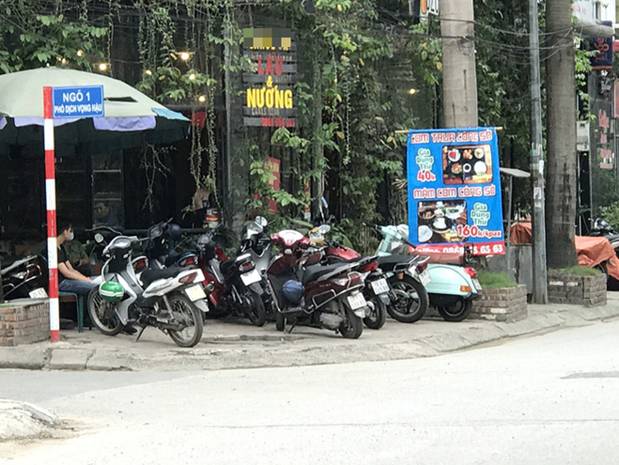 Sau chỉ đạo tạm đóng cửa dịch vụ kinh doanh không cần thiết để chống dịch COVID-19, các quán nhậu, cafe ở Hà Nội vẫn đông người tụ tập-4