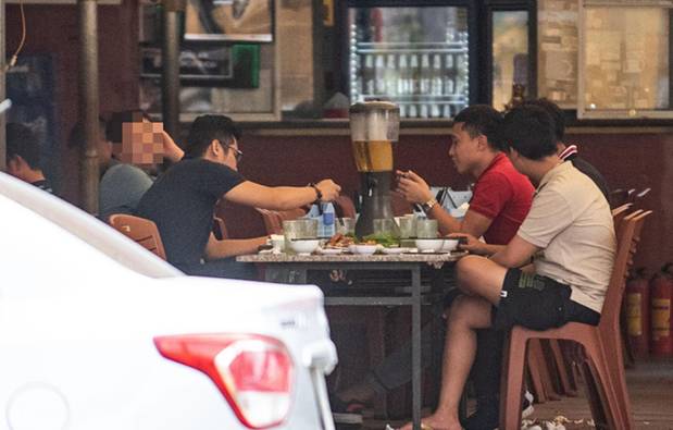 Sau chỉ đạo tạm đóng cửa dịch vụ kinh doanh không cần thiết để chống dịch COVID-19, các quán nhậu, cafe ở Hà Nội vẫn đông người tụ tập-5