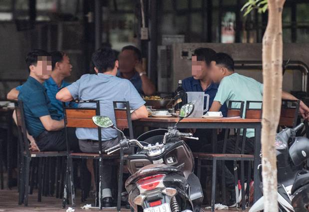 Sau chỉ đạo tạm đóng cửa dịch vụ kinh doanh không cần thiết để chống dịch COVID-19, các quán nhậu, cafe ở Hà Nội vẫn đông người tụ tập-6