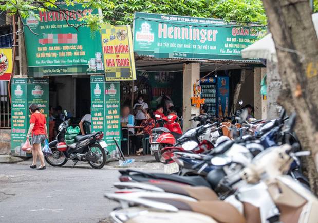 Sau chỉ đạo tạm đóng cửa dịch vụ kinh doanh không cần thiết để chống dịch COVID-19, các quán nhậu, cafe ở Hà Nội vẫn đông người tụ tập-7