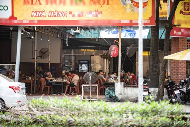 Sau chỉ đạo tạm đóng cửa dịch vụ kinh doanh không cần thiết để chống dịch COVID-19, các quán nhậu, cafe ở Hà Nội vẫn đông người tụ tập-8