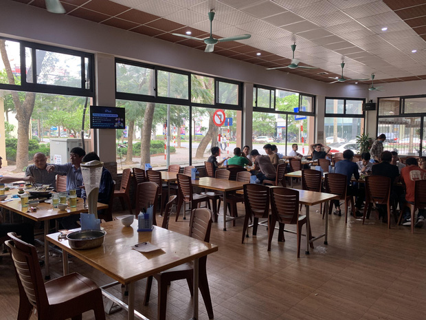 Sau chỉ đạo tạm đóng cửa dịch vụ kinh doanh không cần thiết để chống dịch COVID-19, các quán nhậu, cafe ở Hà Nội vẫn đông người tụ tập-9