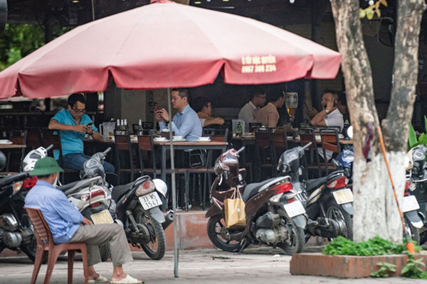 Quán bia, lẩu đông đúc bất chấp yêu cầu chuẩn bị tình huống xấu nhất-11