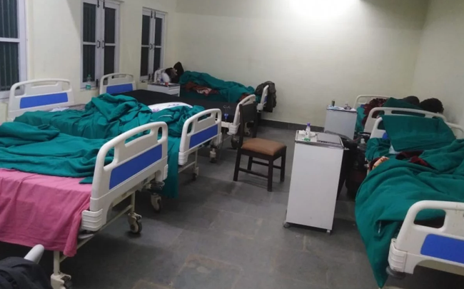 Chê khu cách ly Covid-19 quá mất vệ sinh, cáu bẩn và thiếu nước sạch, nhiều người ở Ấn Độ bỏ trốn về nhà-1