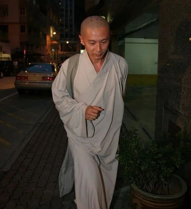 Tài tử Tiếu Ngạo Giang Hồ: Thiếu gia khét tiếng ăn chơi, ném cả chục tỷ đánh bạc, bất ngờ tỉnh ngộ đi tu-7