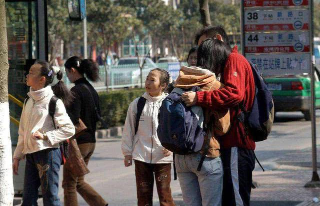 Biết con gái yêu sớm, mẹ không trách mắng mà làm một việc khiến con tâm phục khẩu phục-1