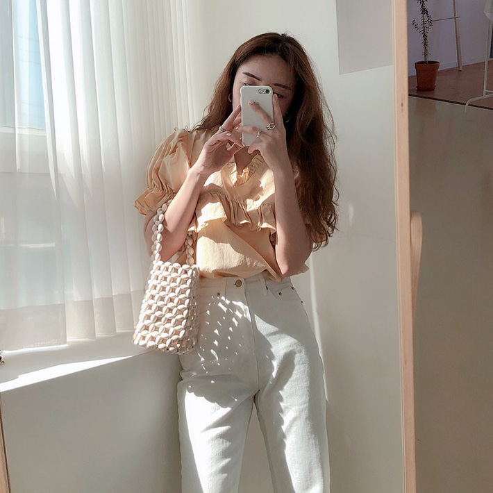 Kiểu áo bánh bèo động trời” được gái Hàn xem như chân ái, mix đồ hiện đại mà không thắm mới hay-10