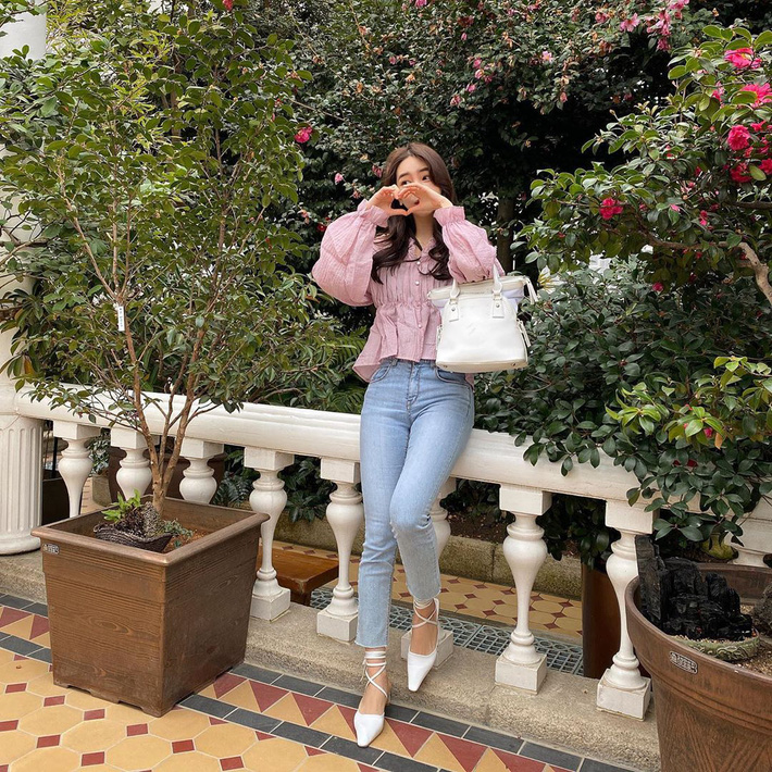 Kiểu áo bánh bèo động trời” được gái Hàn xem như chân ái, mix đồ hiện đại mà không thắm mới hay-2