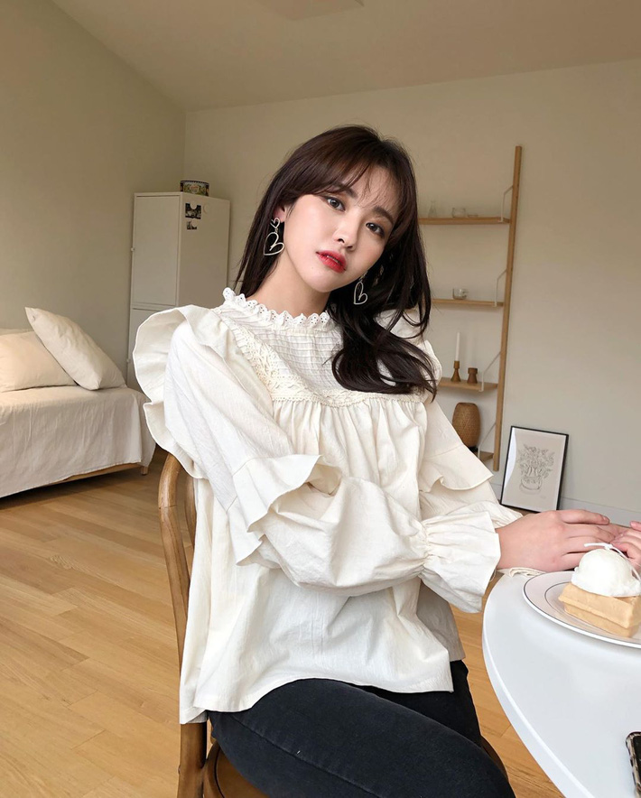 Kiểu áo bánh bèo động trời” được gái Hàn xem như chân ái, mix đồ hiện đại mà không thắm mới hay-3