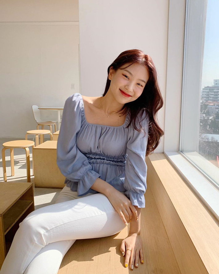 Kiểu áo bánh bèo động trời” được gái Hàn xem như chân ái, mix đồ hiện đại mà không thắm mới hay-7