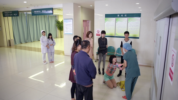 4 năm làm dâu không một lần đến hỏi thăm mẹ chồng, vậy mà khi mẹ tôi nguy kịch trong phòng phẫu thuật, chị dâu lại cầu xin bác sĩ một việc khiến cả gia đình tôi bất ngờ-1