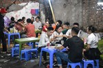 Quán nhậu nổi tiếng Hà Thành hé cửa bán bia cho khách mang về nhà-5