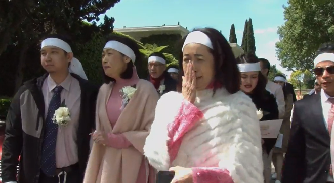 Lễ tang danh ca Thái Thanh: Chỉ có người thân, công chúng chia buồn qua livestream, Ý Lan gục bên quan tài mẹ-5