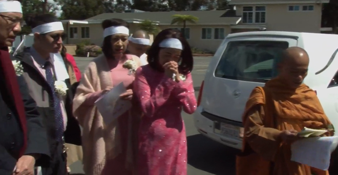 Lễ tang danh ca Thái Thanh: Chỉ có người thân, công chúng chia buồn qua livestream, Ý Lan gục bên quan tài mẹ-7