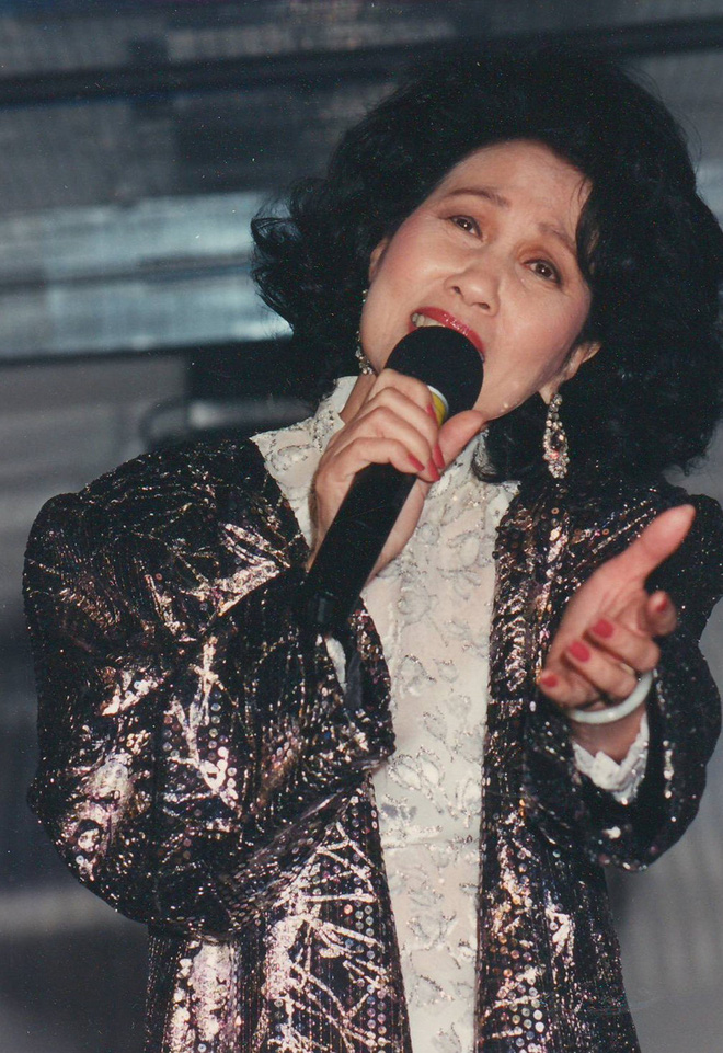 Lễ tang danh ca Thái Thanh: Chỉ có người thân, công chúng chia buồn qua livestream, Ý Lan gục bên quan tài mẹ-10