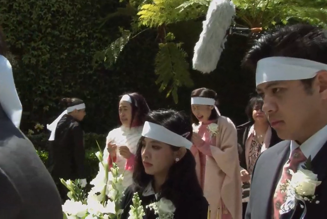 Lễ tang danh ca Thái Thanh: Chỉ có người thân, công chúng chia buồn qua livestream, Ý Lan gục bên quan tài mẹ-4