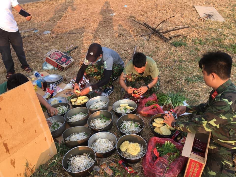 Bữa cơm tối nấu vội lúc 10 rưỡi đêm của đội lấy máu xét nghiệm lưu động chỉ có rau và trứng luộc khiến người xem không khỏi nhói lòng-2