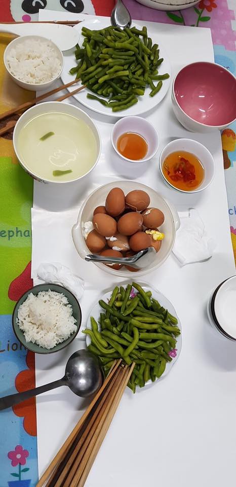 Bữa cơm tối nấu vội lúc 10 rưỡi đêm của đội lấy máu xét nghiệm lưu động chỉ có rau và trứng luộc khiến người xem không khỏi nhói lòng-1