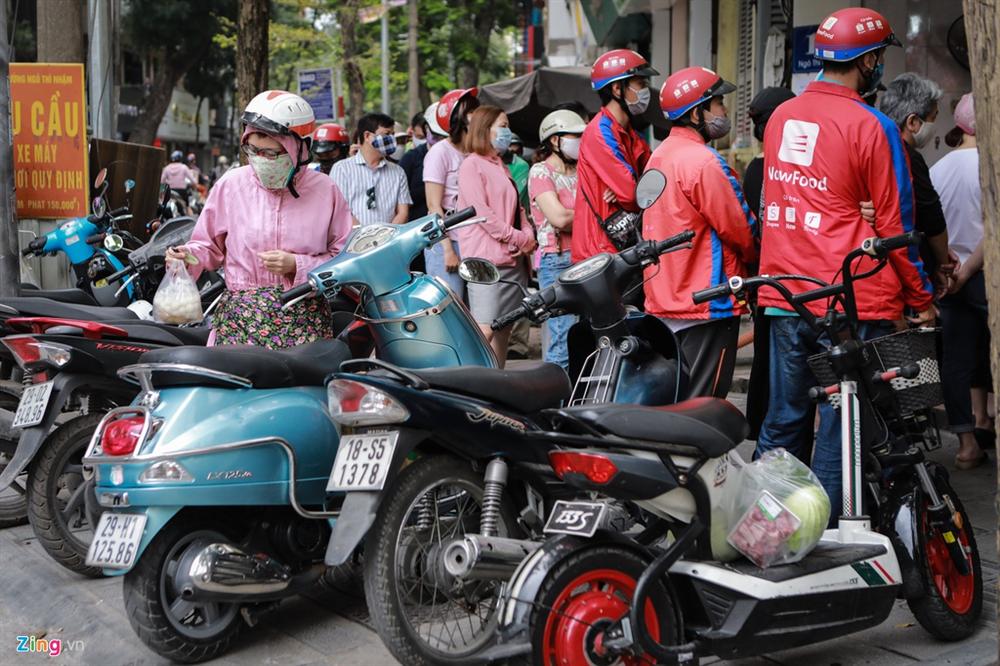 Xếp hàng dài tràn ra đường mua bánh trôi, bánh chay dù đang dịch-1