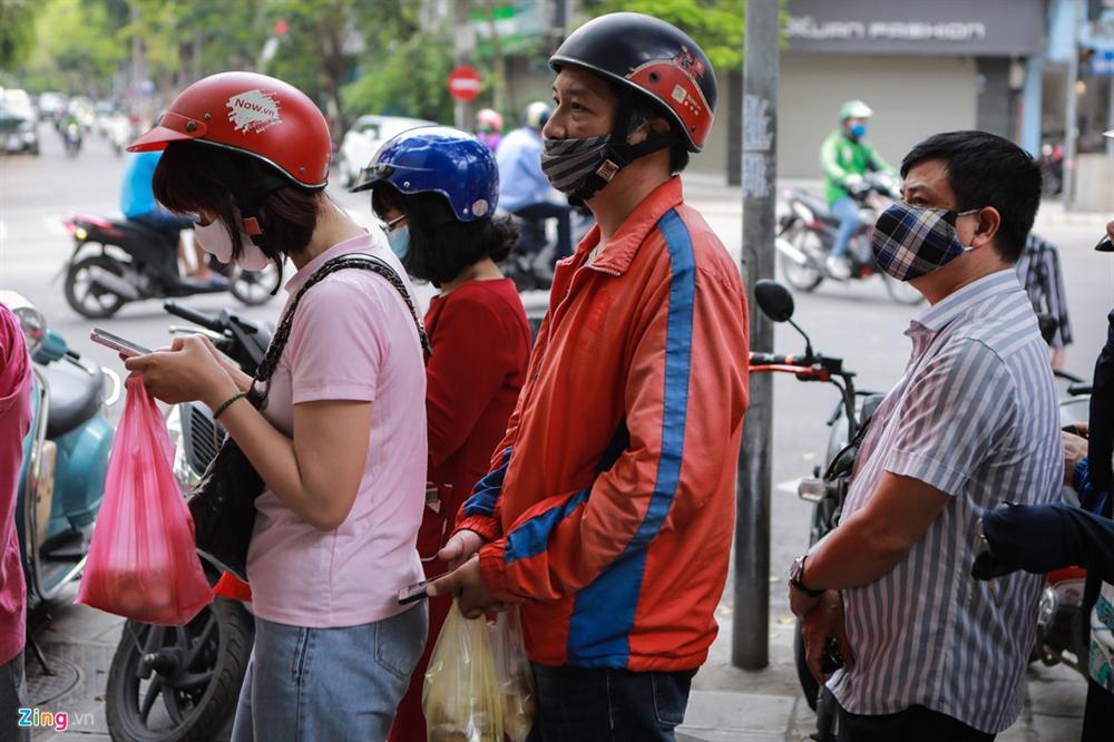 Xếp hàng dài tràn ra đường mua bánh trôi, bánh chay dù đang dịch-2