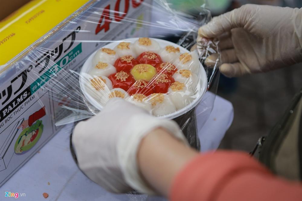 Xếp hàng dài tràn ra đường mua bánh trôi, bánh chay dù đang dịch-4