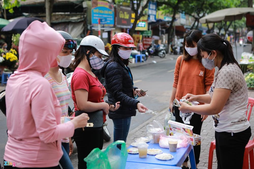 Xếp hàng dài tràn ra đường mua bánh trôi, bánh chay dù đang dịch-7