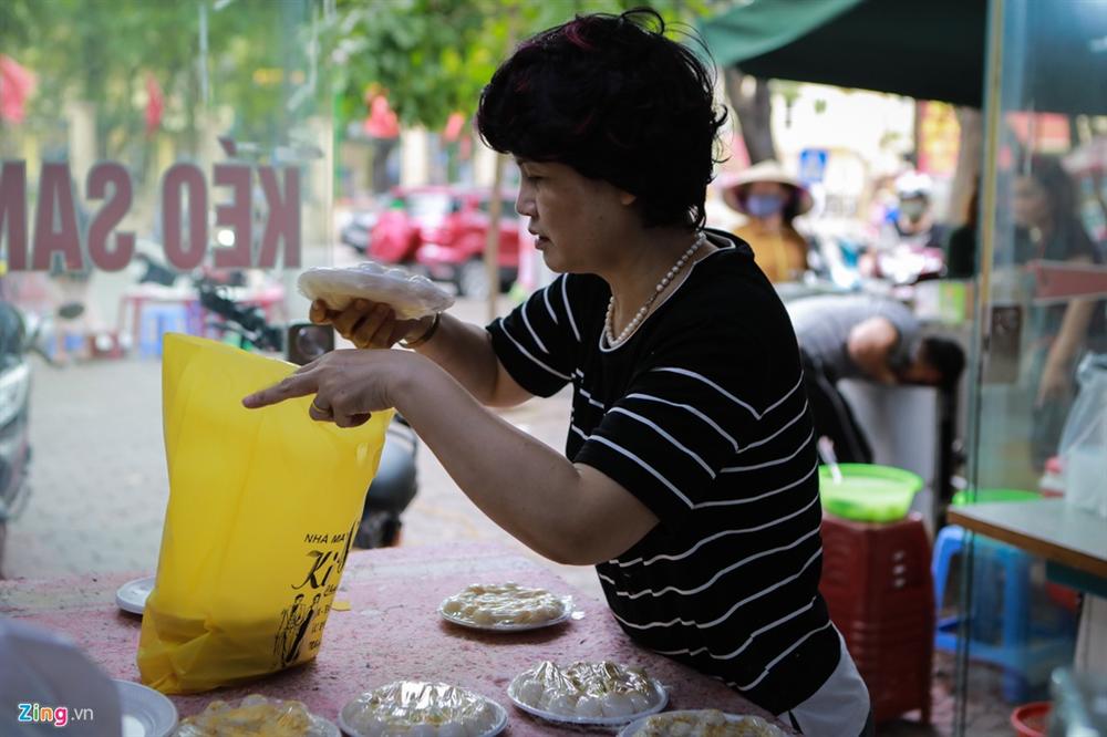 Xếp hàng dài tràn ra đường mua bánh trôi, bánh chay dù đang dịch-8