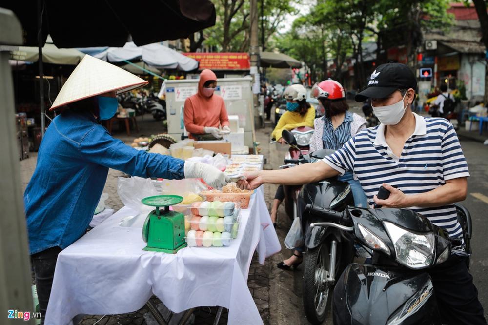 Xếp hàng dài tràn ra đường mua bánh trôi, bánh chay dù đang dịch-9