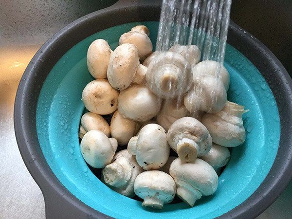 Khi rửa rau, thêm 2 nguyên liệu vào ngâm đảm bảo rau sạch hơn so với tưởng tượng-4